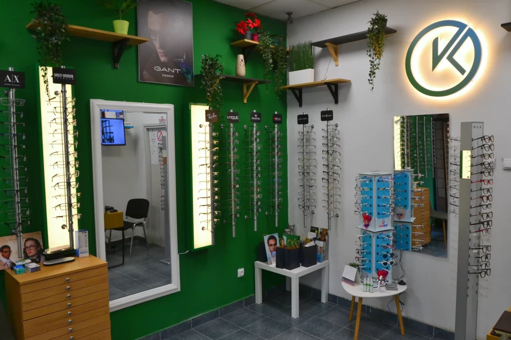 Enterijer Optike Kontrast na Novom Beogradu, sa izloženim dioptrijskim okvirima i sunčanim naočarima