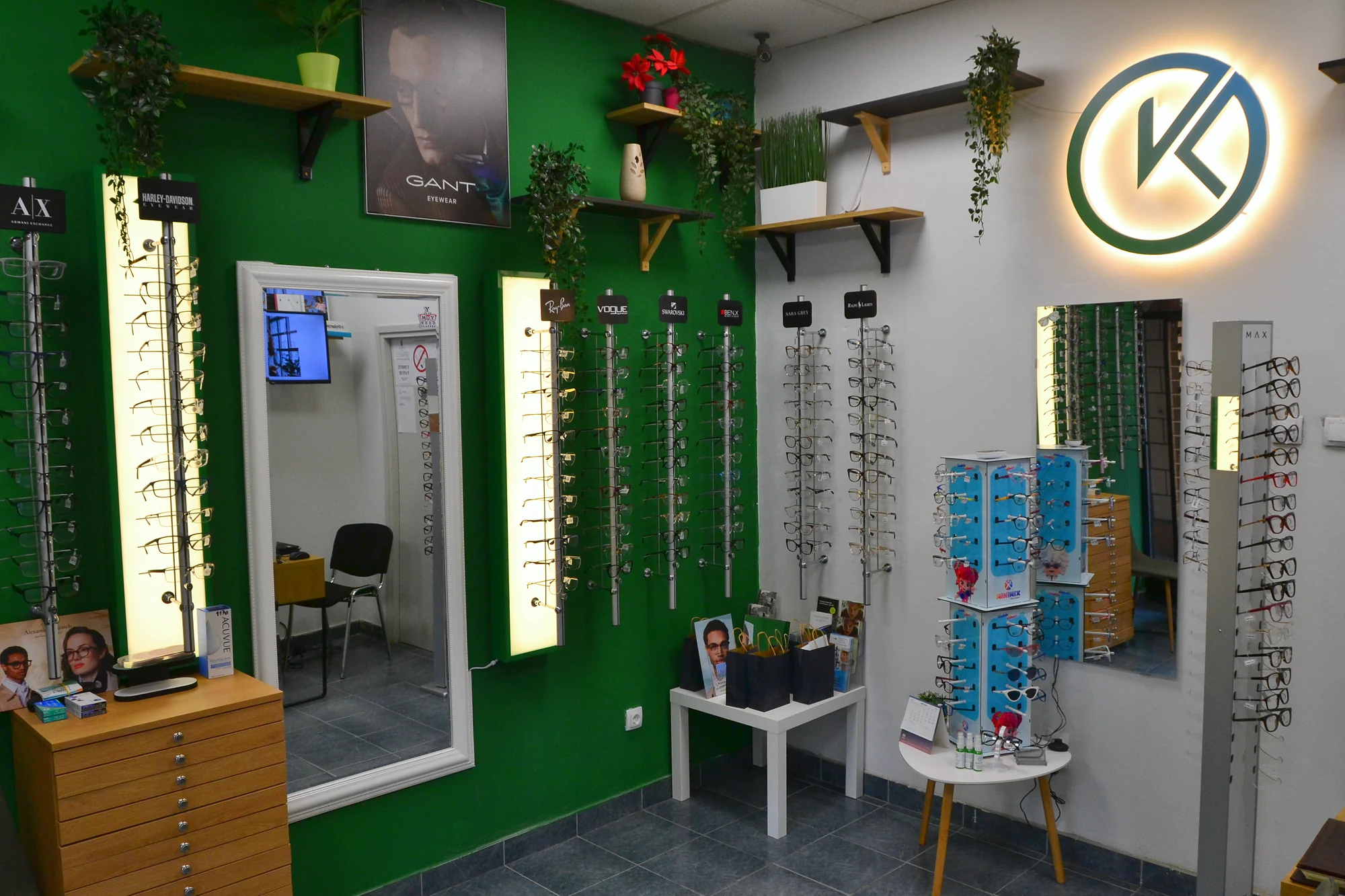 Enterijer Optike Kontrast na Novom Beogradu, sa izloženim dioptrijskim okvirima i sunčanim naočarima