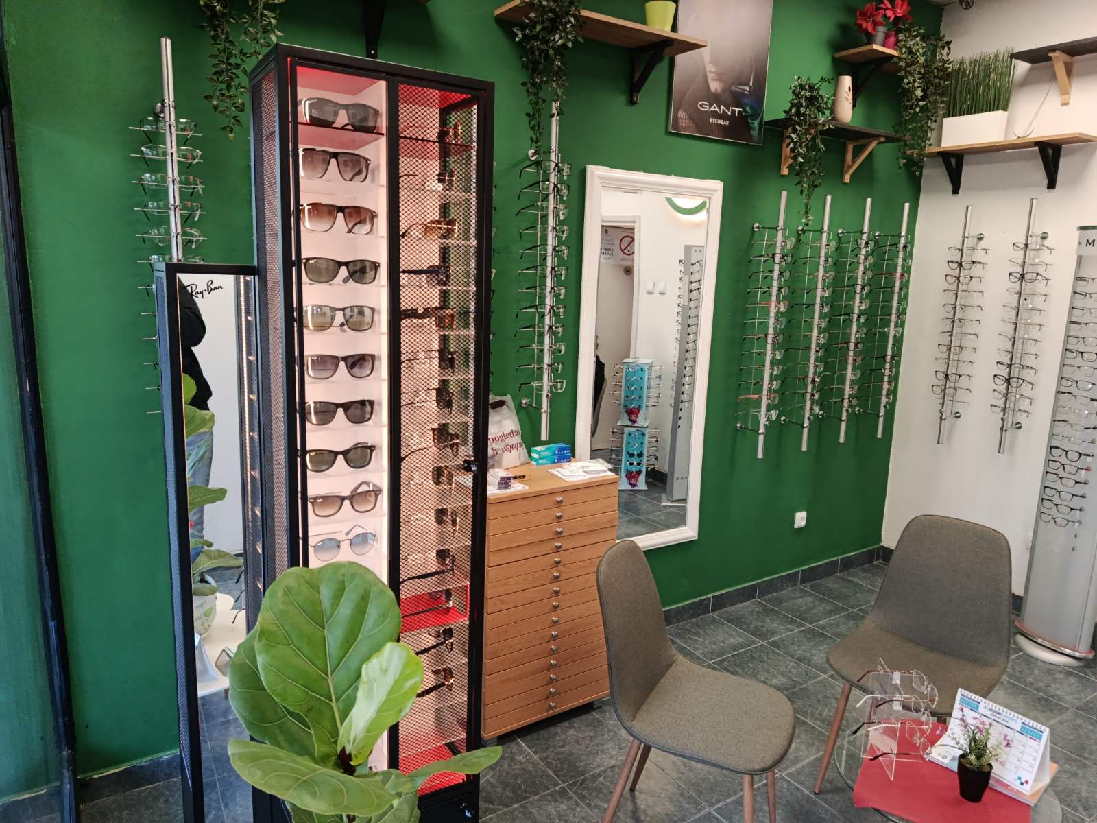 Enterijer Optike Kontrast na Novom Beogradu, sa izloženim dioptrijskim okvirima i sunčanim naočarima