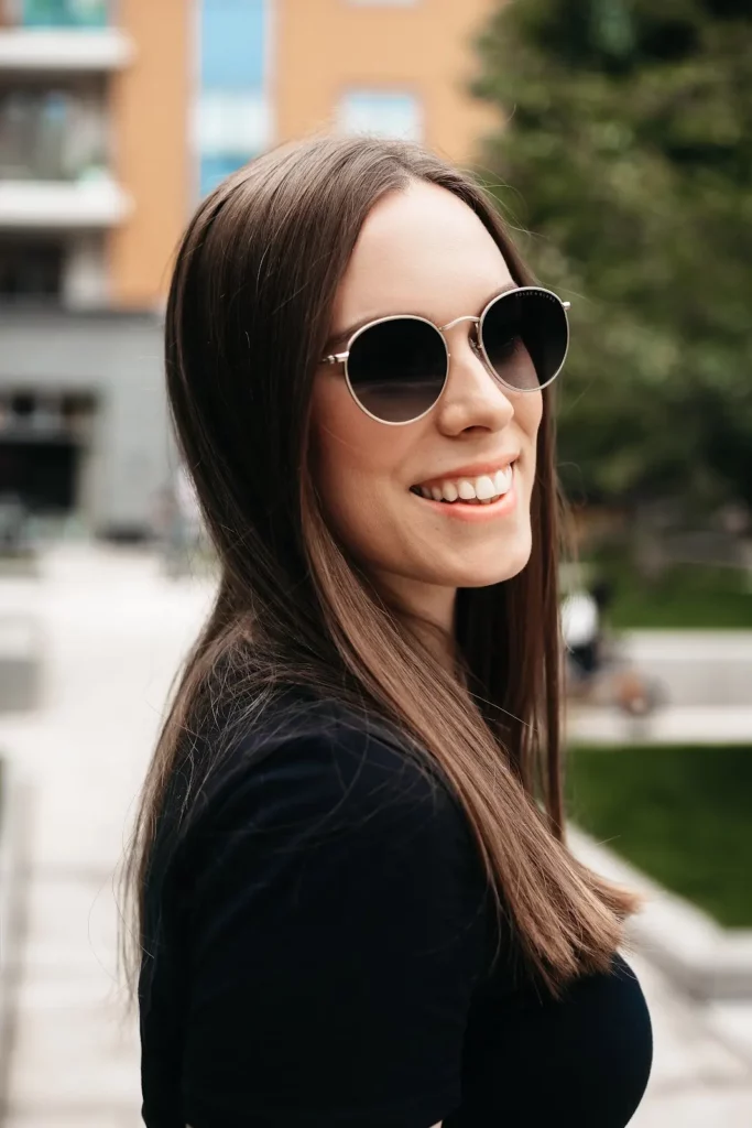 Žena sa okruglim sunčanim naočarima na otvorenom