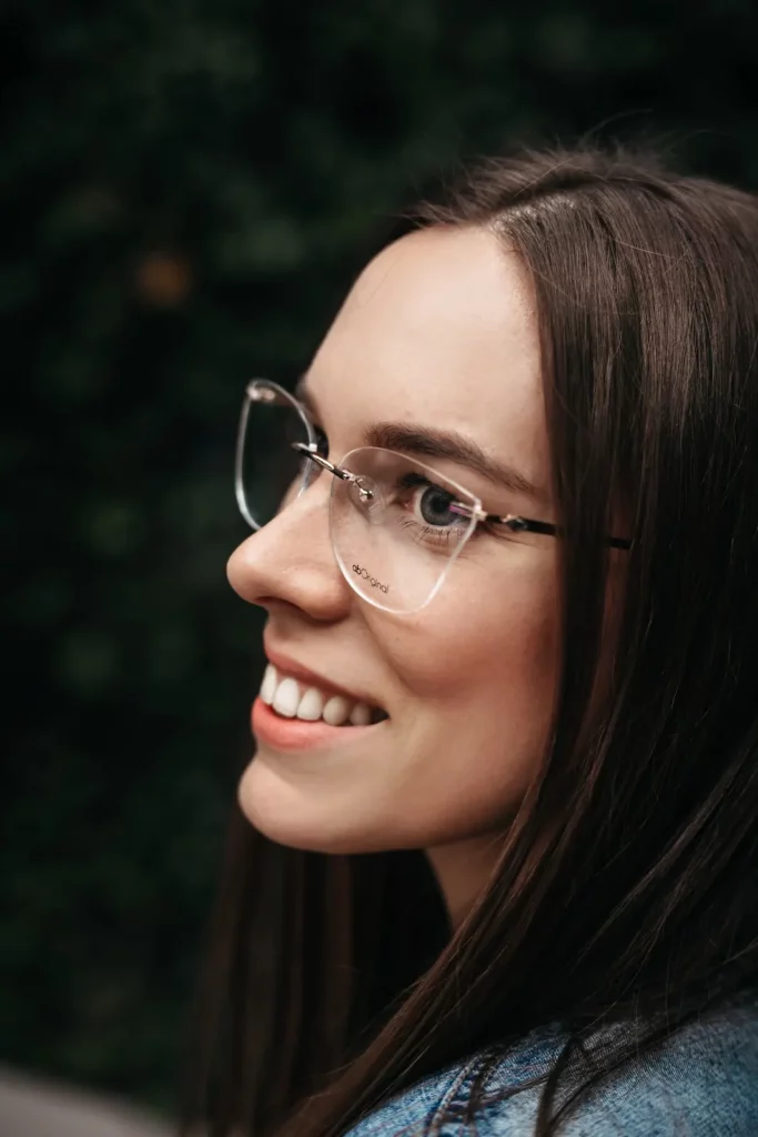 Žena sa tankim metalnim dioptrijskim okvirom